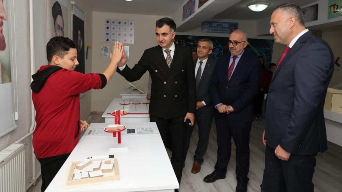 Ordu İl Milli Eğitim Müdürümüz Mehmet Fatih Vargeloğlu, Kumru Atatürk Ortaokulunda açılan Matematik Müzesi'ni ziyaret ederek öğrencilerimizin yaptıkları çalışmalar ile ilgili bilgi aldı. 