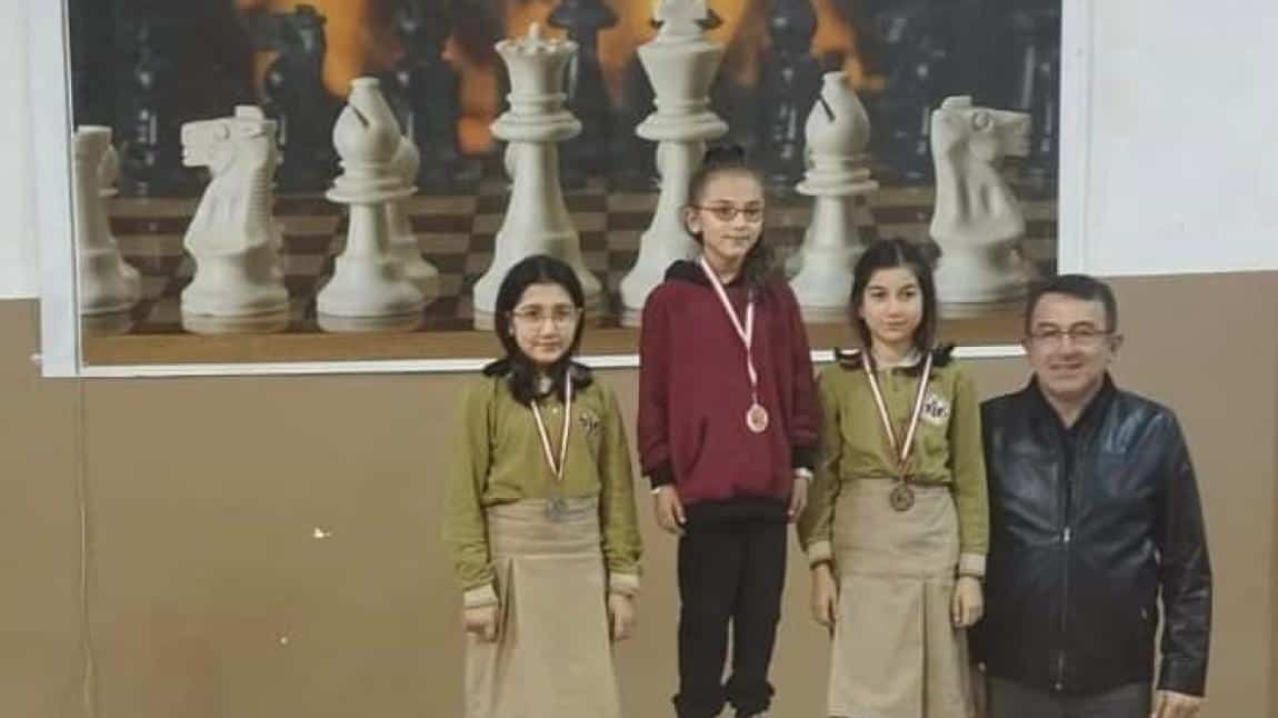 İlçemizde düzenlenen satranç turnuvasında kizlar 5. ve 6. sınıflarda Sevgi Öneş 1. erkeklerde Seydahan Timur 3. erkekler 7. ve 8. sınıflarda Berat Yunus Onur 2. , Adem Karacı 3.  olmuştur. 