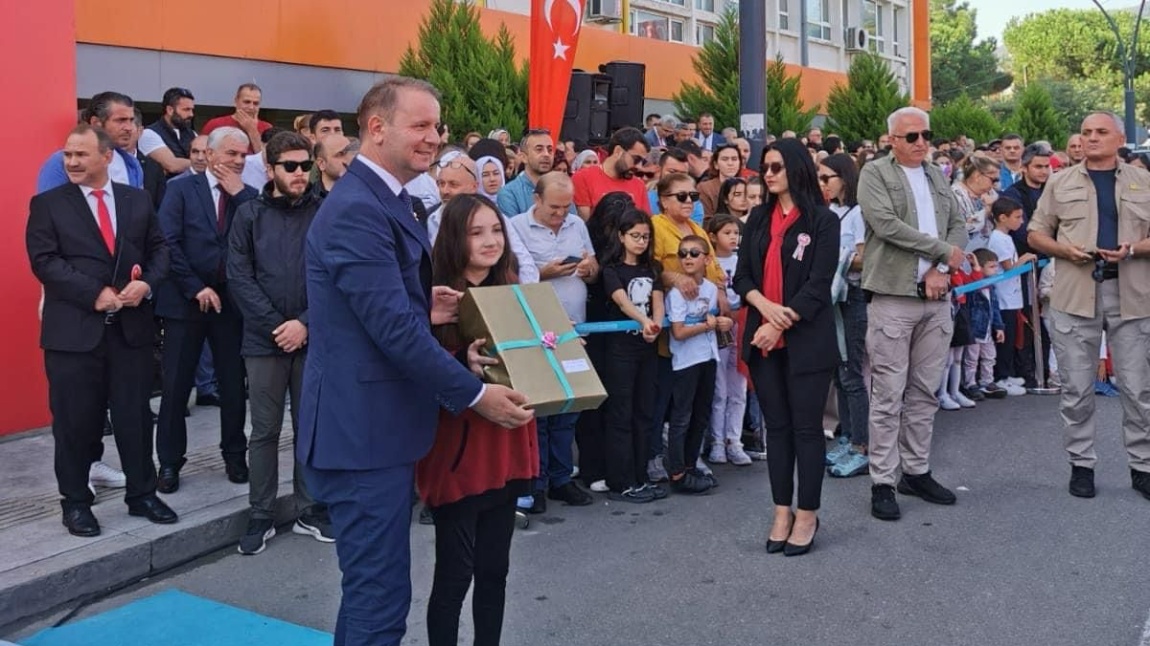 Cumhuriyetimizin 100. Yılı Etkinlikleri kapsamında düzenlenen şiir yarışmasında öğrencimiz Elif Ecrin Cebeci ödül aldı