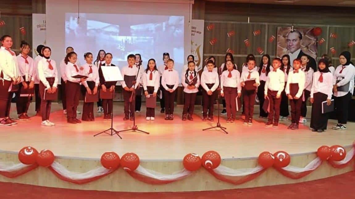 Cumhuriyetimizin 100. yılı için İlçe Milli Eğitim Müdürlüğümüz tarafından koordine edilen kutlama programı kapsamında şiir dinletisi ve koroda yer alan öğrencilerimiz. 