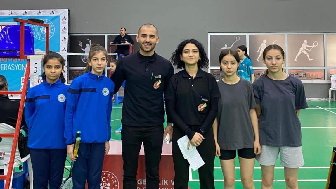 Türkiye Badminton Şampiyonası'nda Çift Kızlarda 64 . Olan sporcularımız Esma Nur Yakışık’ı ve Gizem Onan’ı ayrıca antrenörleri Fatih Kaplan’ı tebrik eder, başarılarının devamını dileriz.