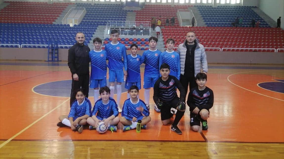 Yıldızlar Futsal Grup Müsabakalarında İslamdağ İmam Hatip Ortaokulunu 3-0 yenerek çeyrek finale çıktık